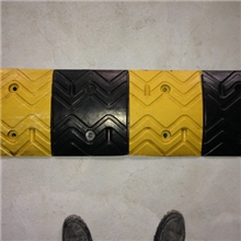 特价波浪型减速带30CM宽减速垄橡胶缓冲带道路减速板交通设施