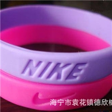 厂家定制运动型硅胶手环凹凸刻丝印耐克阿迪等来图样可设计
