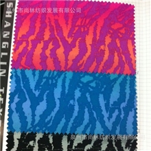 化纤面料风衣休闲外套虎皮桃皮印花布料现货供应