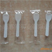 供应奶粉小勺包装机，米粉小勺包装机，儿童小勺枕式包装机