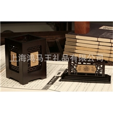 供应木质镂空雕嵌仿皮雕镂空笔筒工艺笔筒批发办公二件套HMW503