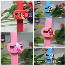 厂家批发防水卡通动物电子手表拍拍表儿童手表啪啪圈KT猫投影表