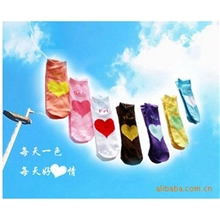 【精品推荐】新款时尚情侣直板爱心袜子秋冬款情侣星期七色袜