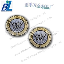 1大量供应镶钻镀金压铁证章