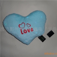 供应带七彩灯心型枕头爱心抱枕午睡枕头毛绒靠垫枕头爱心抱枕头