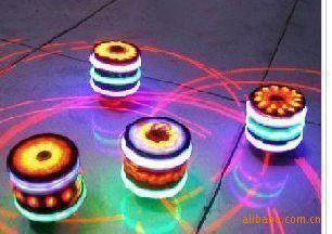 陀螺批发闪光陀螺音乐激光陀螺发光仿木陀螺带音乐带激光盒装