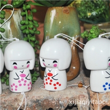 可爱卡通色釉贴花高温日本女公仔娃娃风铃挂件陶瓷礼品工艺品