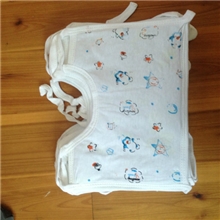 特价处理口罩型婴儿围嘴。价格便宜可作赠品