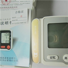 供应新款腕式血压计全自动加压老年人用血压仪超大液晶屏幕特价