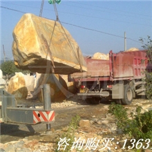 黄蜡石景观大石吊装现场