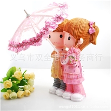 A1133打伞恋人树脂储蓄罐存钱罐桌面摆件工艺礼品情侣钱罐批发