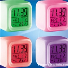 四方钟厂家直销LED七彩慢闪电子万年历夜光小闹钟
