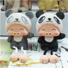 恋美家树脂动物摆件可爱小猪吊脚娃娃带熊猫帽子和狗狗帽子