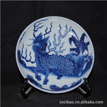 供应高档手绘青花瓷盘、景德镇青花装饰盘定制加工、麒麟图文瓷盘