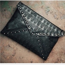 云展商贸新款朋克风骷髅纹铆钉信封包手拿包单肩女式