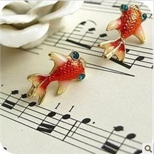 名家饰品批发欧美饰品复古红色小金鱼彩釉镶钻耳钉2g