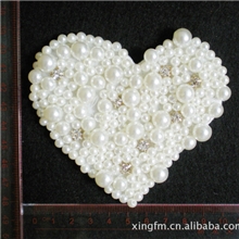 供应手工钉珠心形珍珠章仔珍珠臂章服装辅料