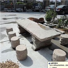 石桌子桌面大椅子多适合亲戚朋友一起烧烤吃火锅谈笑风生聚会