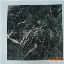 塑胶地板柔软舒适，可以降低摔伤，适合老人小孩