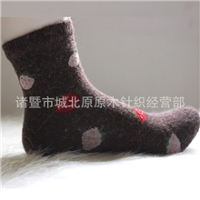 淘宝爆款草莓兔羊毛女士袜子冬季加厚保暖短筒袜外贸原单批发