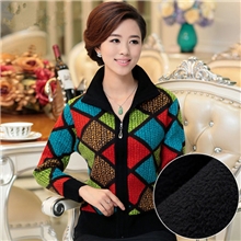 新款加绒加厚保暖大码翻领格子女装中老年冬装妈妈装开衫外套女