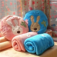 批发卡通砂糖兔珊瑚绒空调毯空调被抱枕两用厂家直销七夕礼品