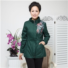 中老服装中老年外套女春款妈妈装风衣中年女装秋装老年人厂家批发