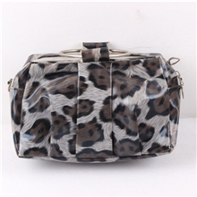 【厂家直销订货】时尚铁环提手化妆包