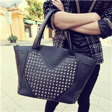 厂家直销秋冬新款大牌鳄鱼纹桃心铆钉包单肩包手提包黑色女包