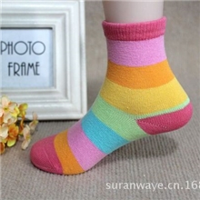 厂家批发日韩外贸多色条纹儿童短款袜子秋冬全棉可爱宝宝彩虹袜子