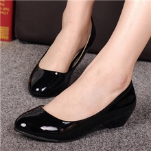 新款中跟女单鞋批发漆皮圆头坡跟单鞋黑色亮皮工作鞋白色护士鞋