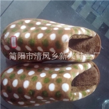我厂是生产批发棉拖鞋，卡通鞋，情侣鞋，保暖鞋，