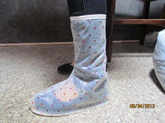厂家批发爆款女士防雨鞋套圆点印花平底