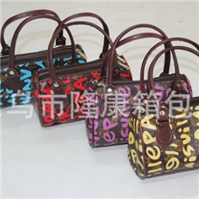 厂家直销2013夏季爆卖款2032字母女士手提包包中年妇女手拎包现货