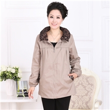 厂家直销秋季新款中老年女士夹克中年妈妈装豹纹毛领风衣外套