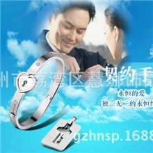 现货供应情侣手镯厂家直销冲上云宵2情锁手镯配吊坠项链钢色手镯