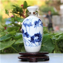 供应景德镇高白釉陶瓷泡酒酒瓶收藏两斤装釉中彩荷为贵白酒坛子