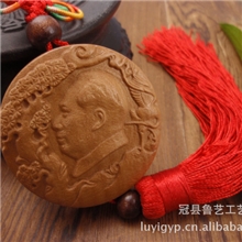 LYA228厂家直销汽车挂件木雕毛泽东奋斗木雕汽车挂件车饰批发