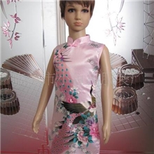 供应仿真丝斜襟旗袍（粉孔）F614